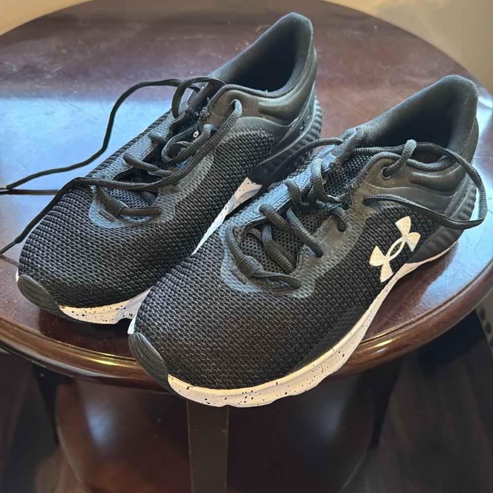 Under Armour deluxe foam black running sneakers size 8 never worn